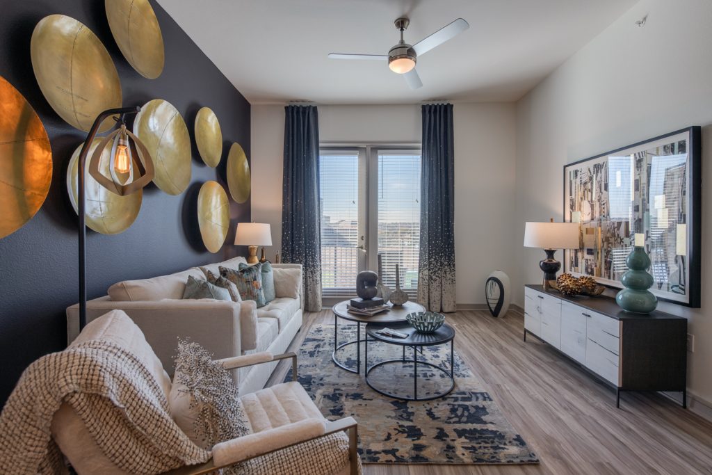 living area with wood flooring, decor, patio access, and ceiling fan