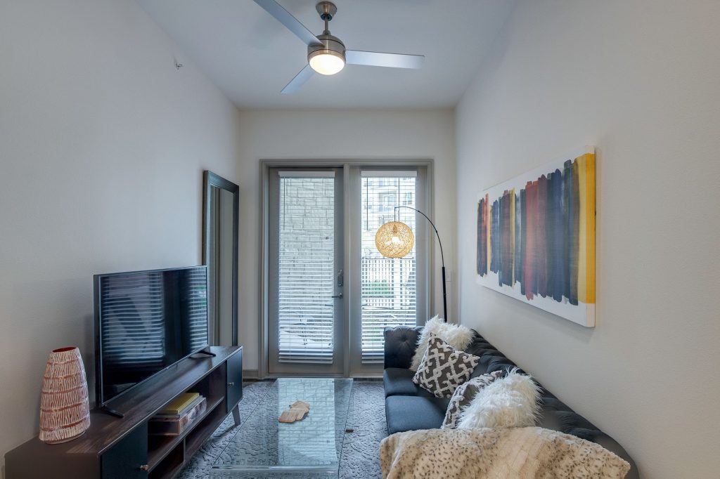 living area with ceiling fan, decor, and patio access